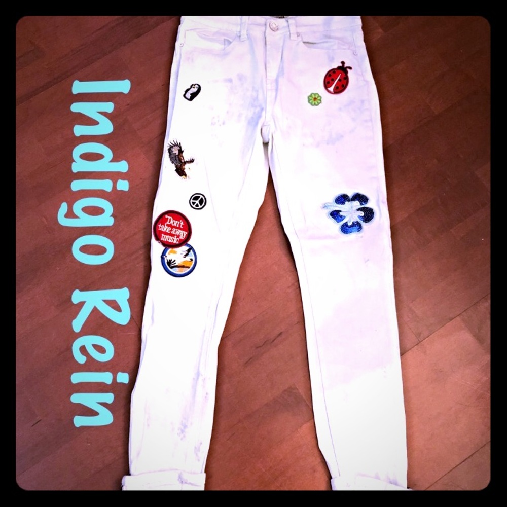 🐞🦅 Indigo Rein white cuffed jeans w/ patches